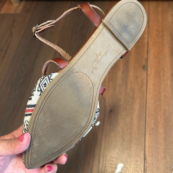 Tribal Inspired American Eagle Outfitters Patterned Flats/Sandals Size 6 - Picture 3 of 4